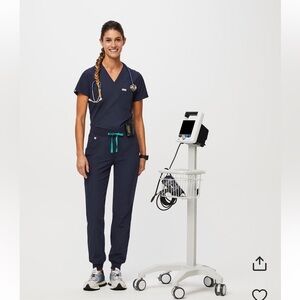 Figs FREEx navy scrub set - Rafaela top XXS and Zamora jogger bottoms size S